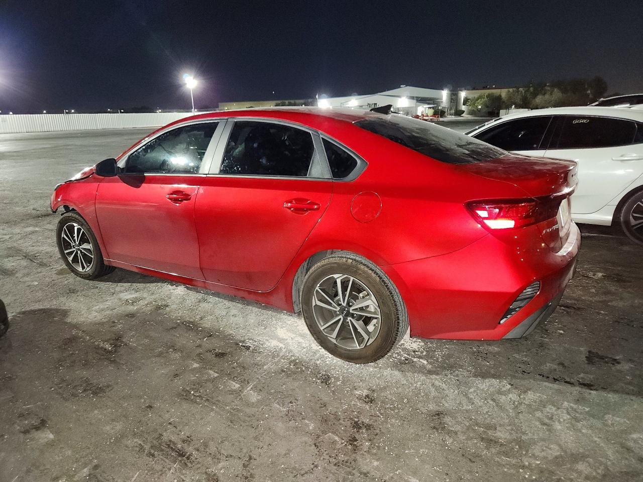 2022 Kia Forte Lxs - zdjęcie 2