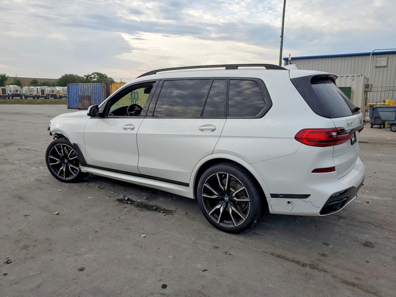 2021 BMW X7 xDrive40I - zdjęcie 2