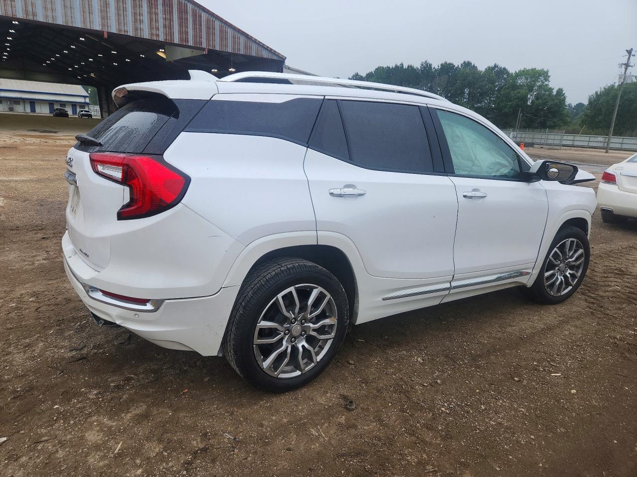 2022 GMC Terrain Denali - zdjęcie 3