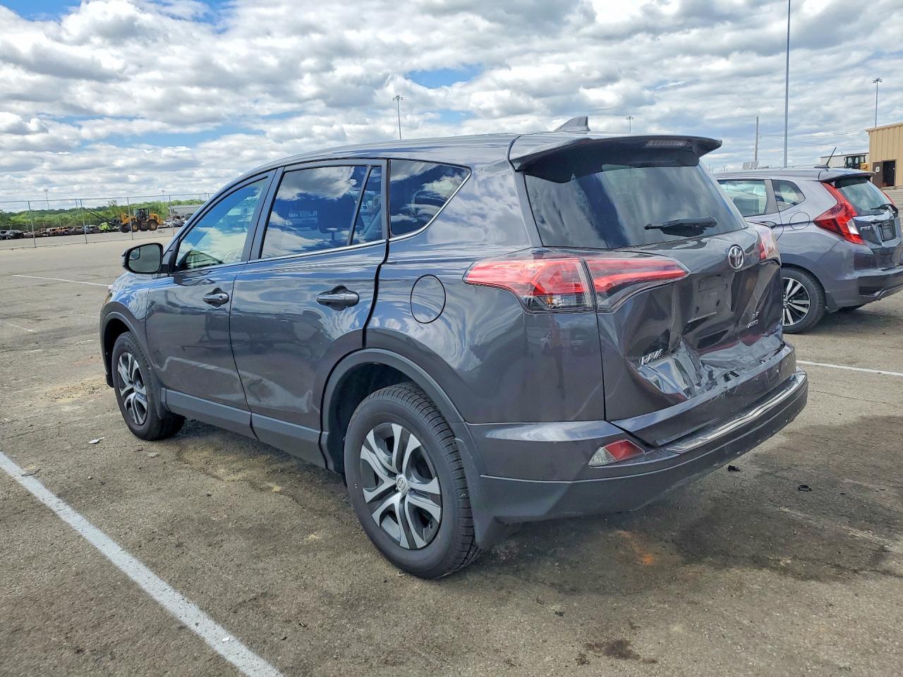2018 Toyota Rav4 Le - zdjęcie 2