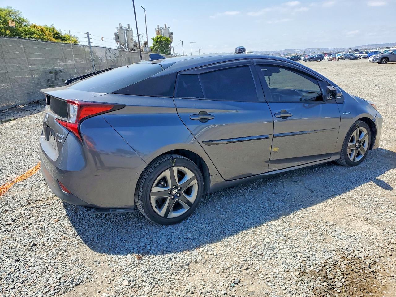 2021 Toyota Prius Xle - zdjęcie 3