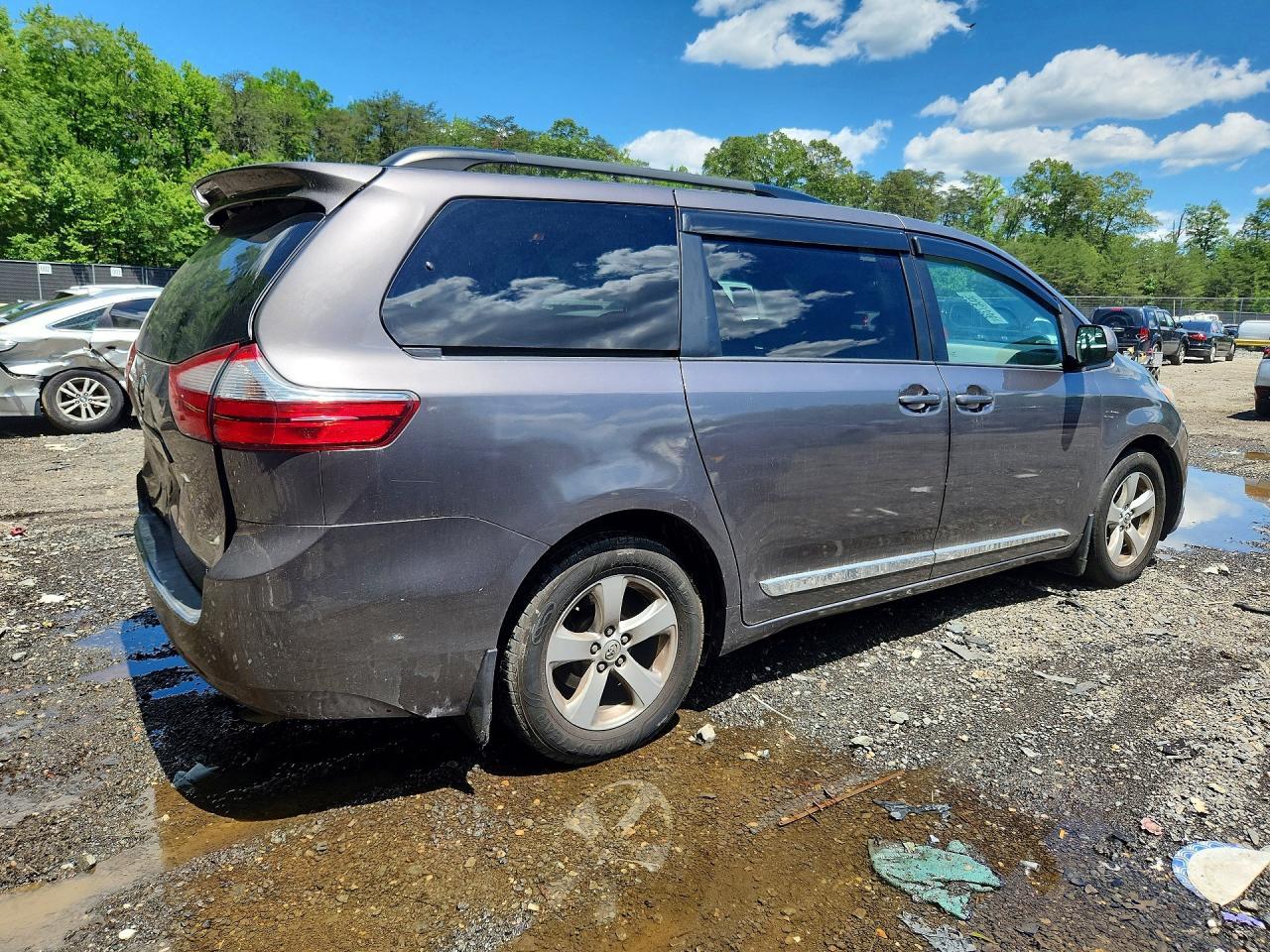 2016 Toyota Sienna Le - zdjęcie 3
