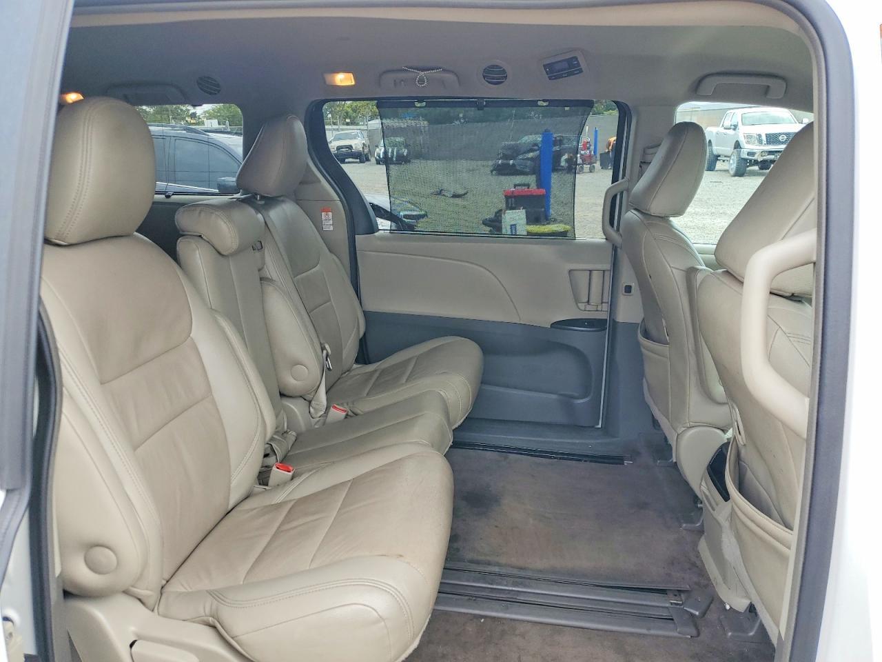 2015 Toyota Sienna Le - zdjęcie 11