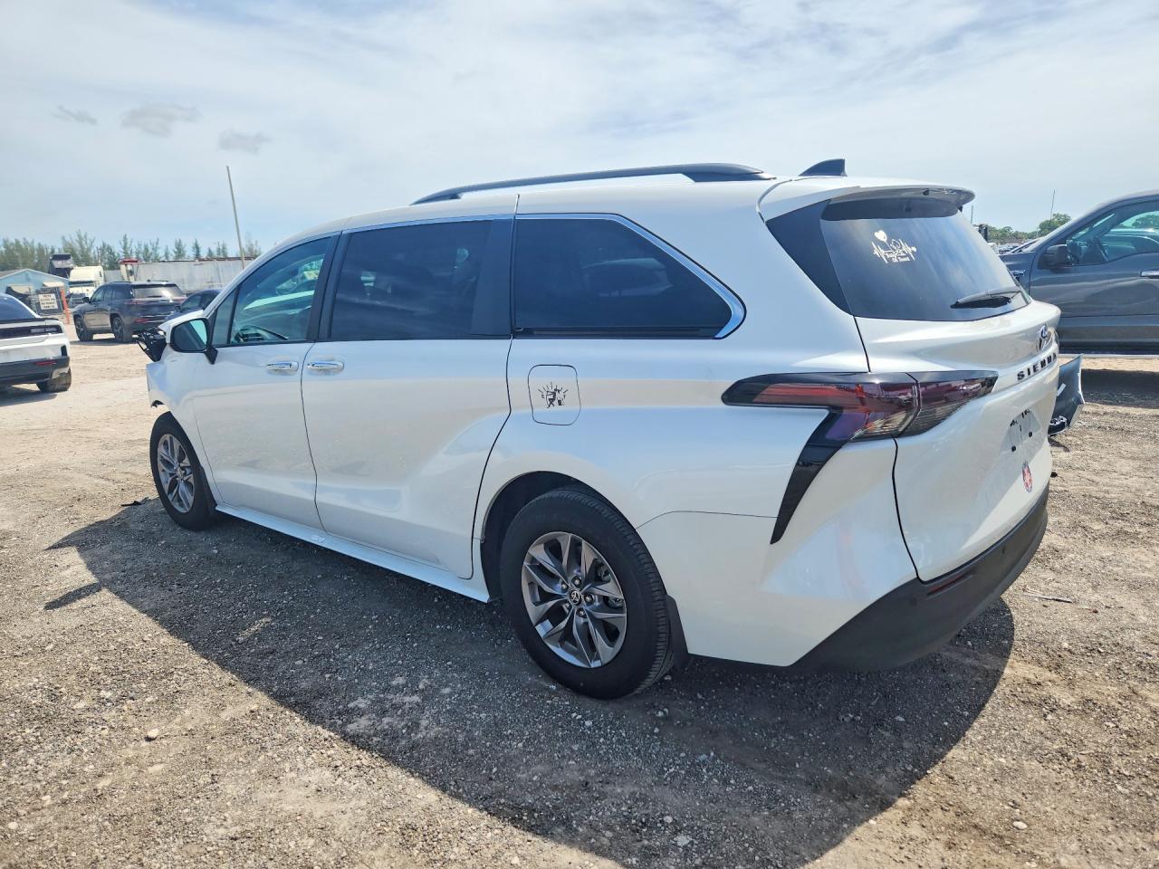 2024 Toyota Sienna Xle - zdjęcie 2