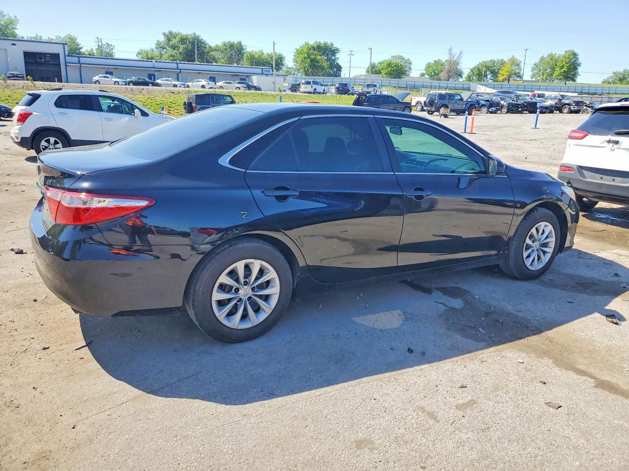 2016 Toyota Camry Le - zdjęcie 3
