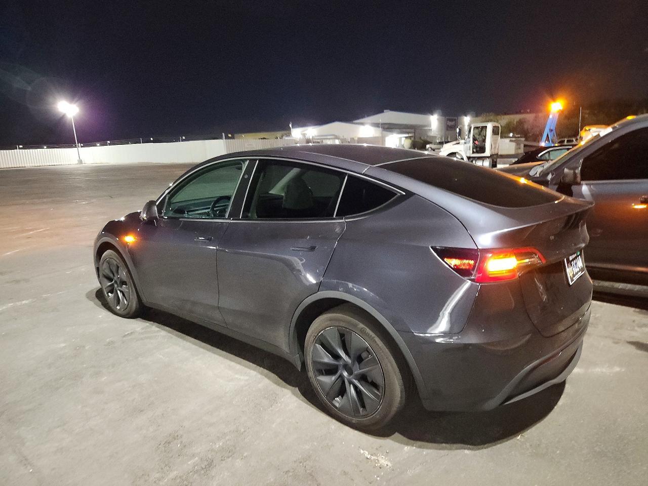 2024 Tesla Model Y - zdjęcie 2