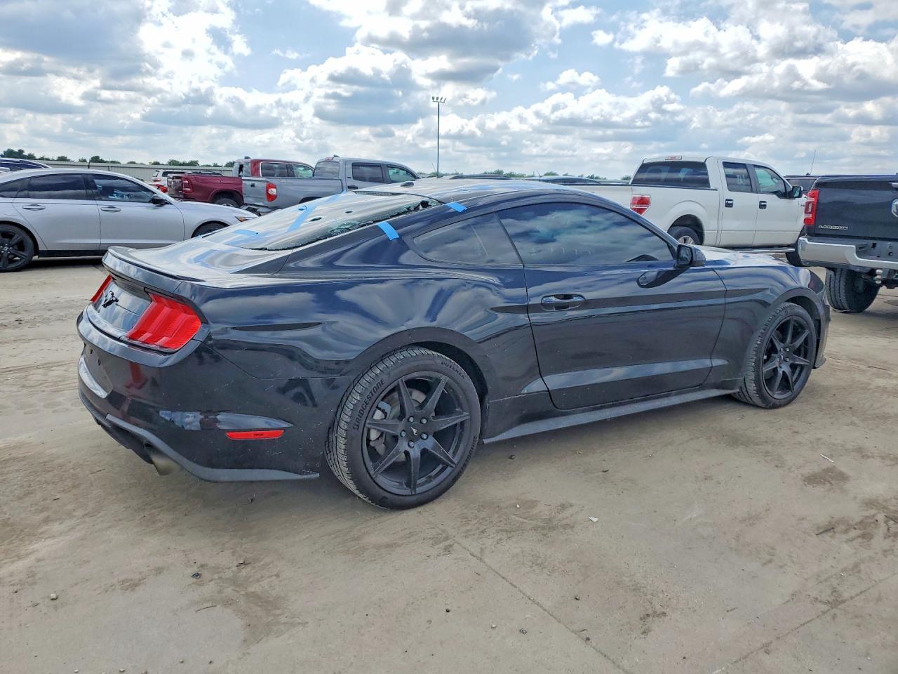 2019 Ford Mustang - zdjęcie 3