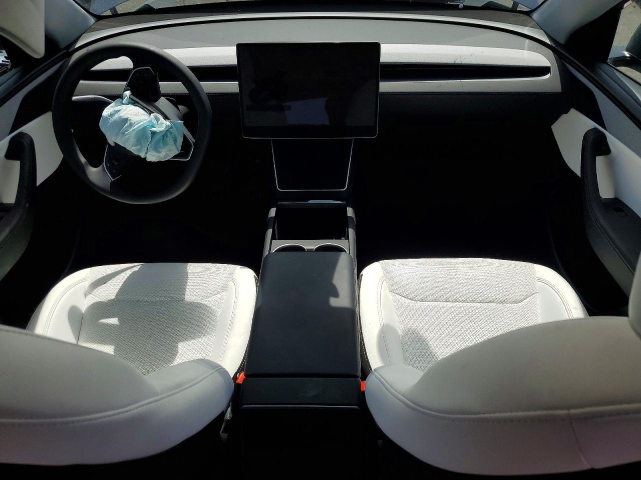 2026 Tesla Model Y - zdjęcie 8