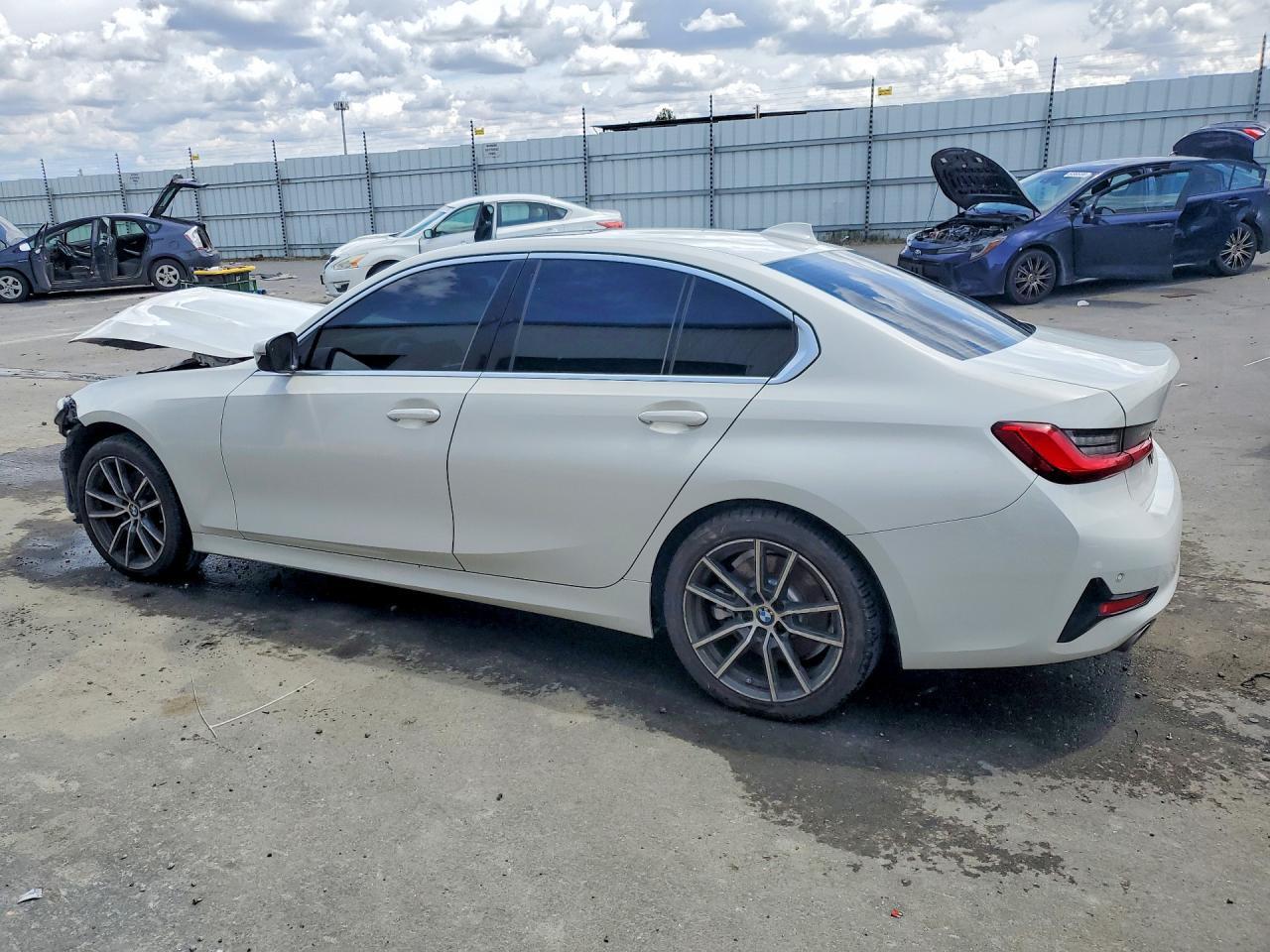 2019 BMW 330I - zdjęcie 2