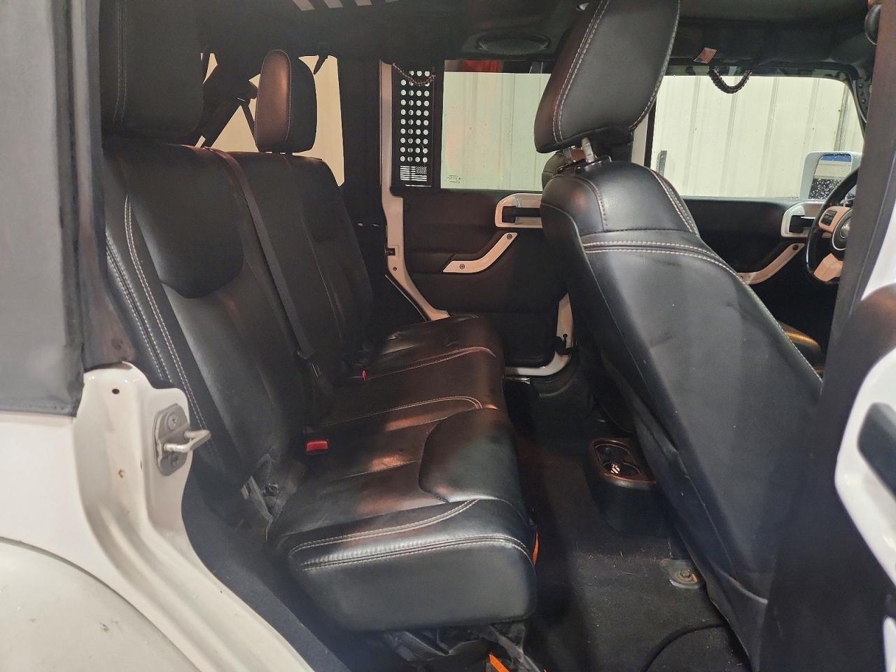 2014 Jeep Wrangler Unlimited Sahara - zdjęcie 11