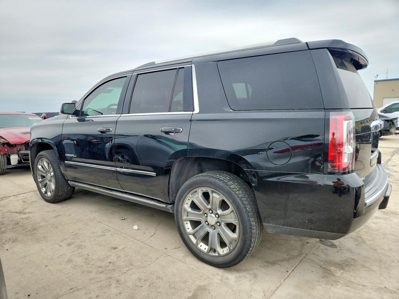 2016 GMC Yukon Denali - zdjęcie 2