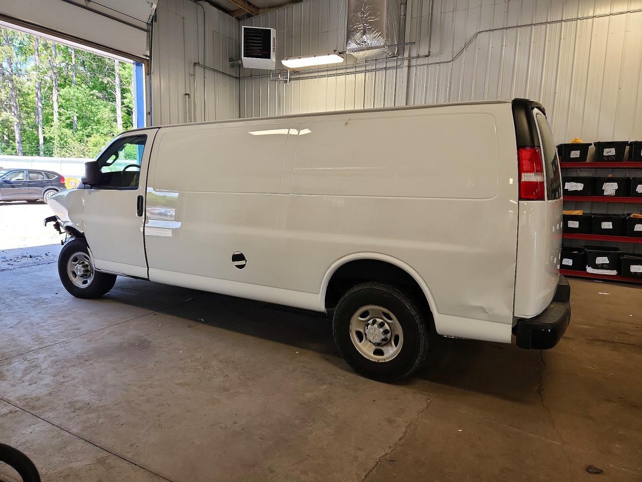 2024 Chevrolet Express G2500 - zdjęcie 2