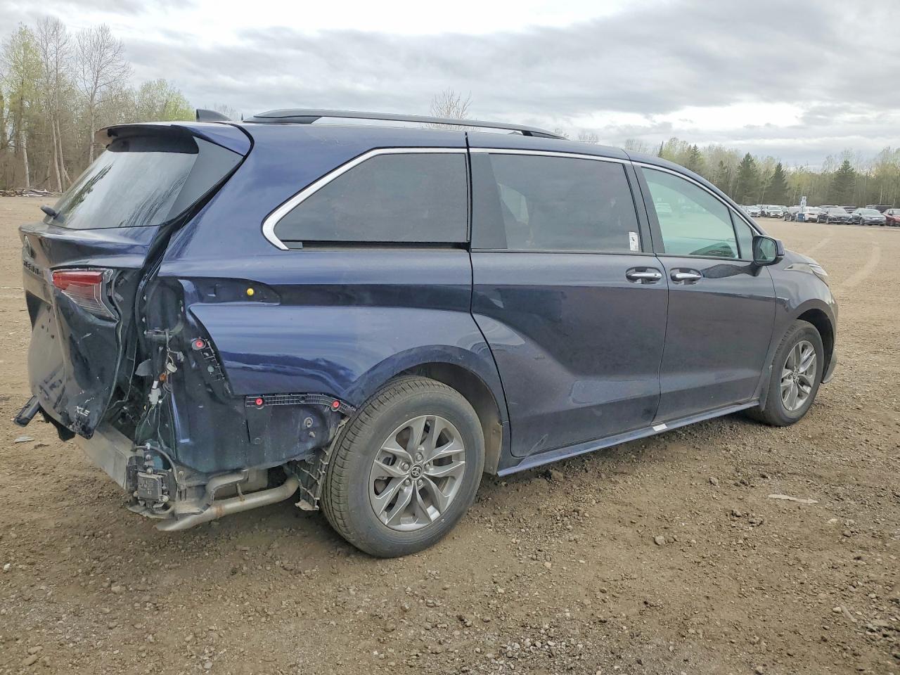 2026 Toyota Sienna Le - zdjęcie 3