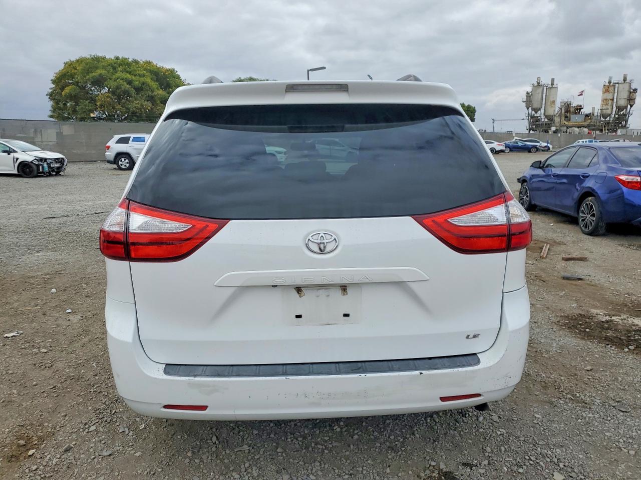 2015 Toyota Sienna Le - zdjęcie 6