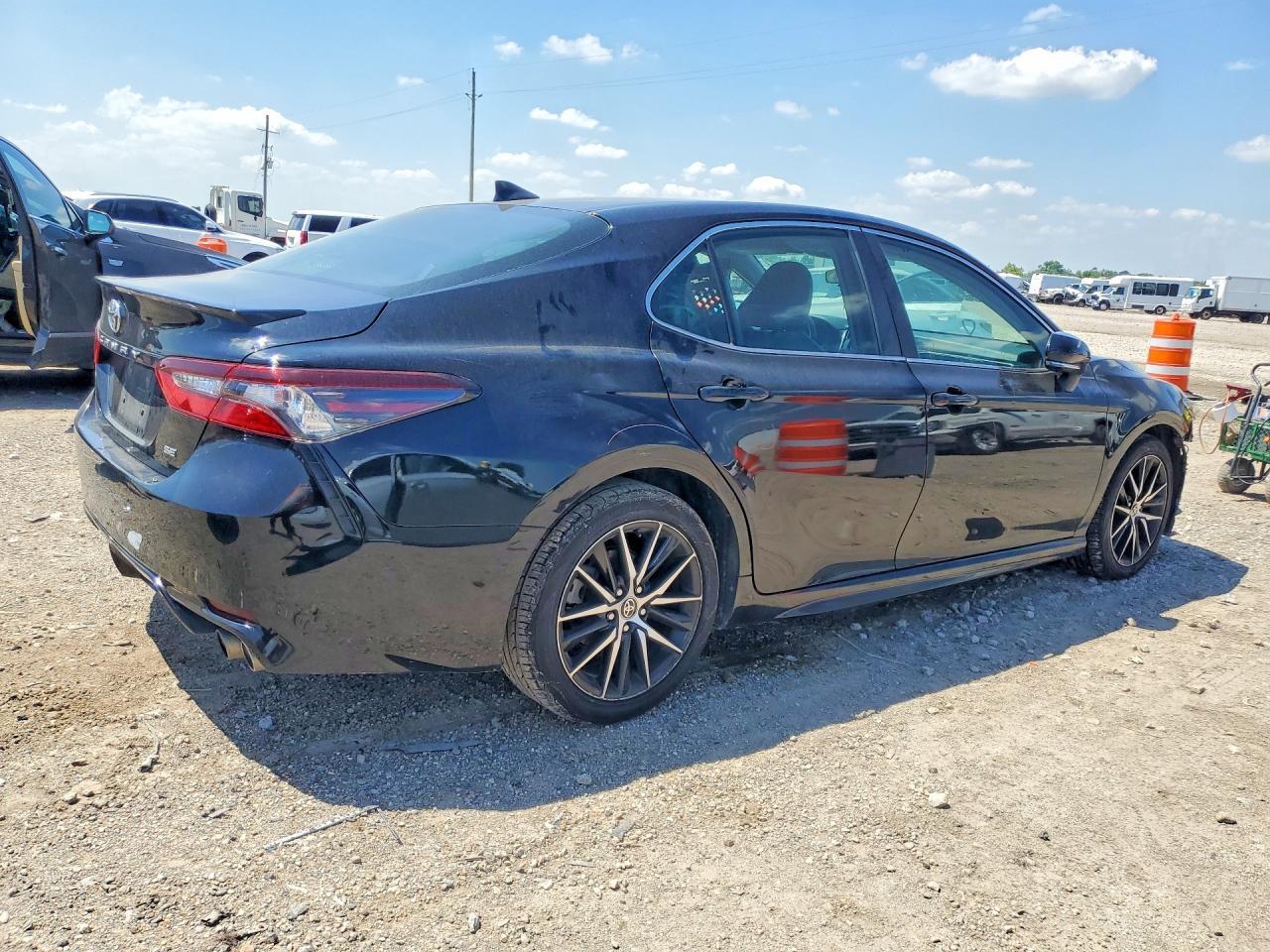 2022 Toyota Camry Se - zdjęcie 3