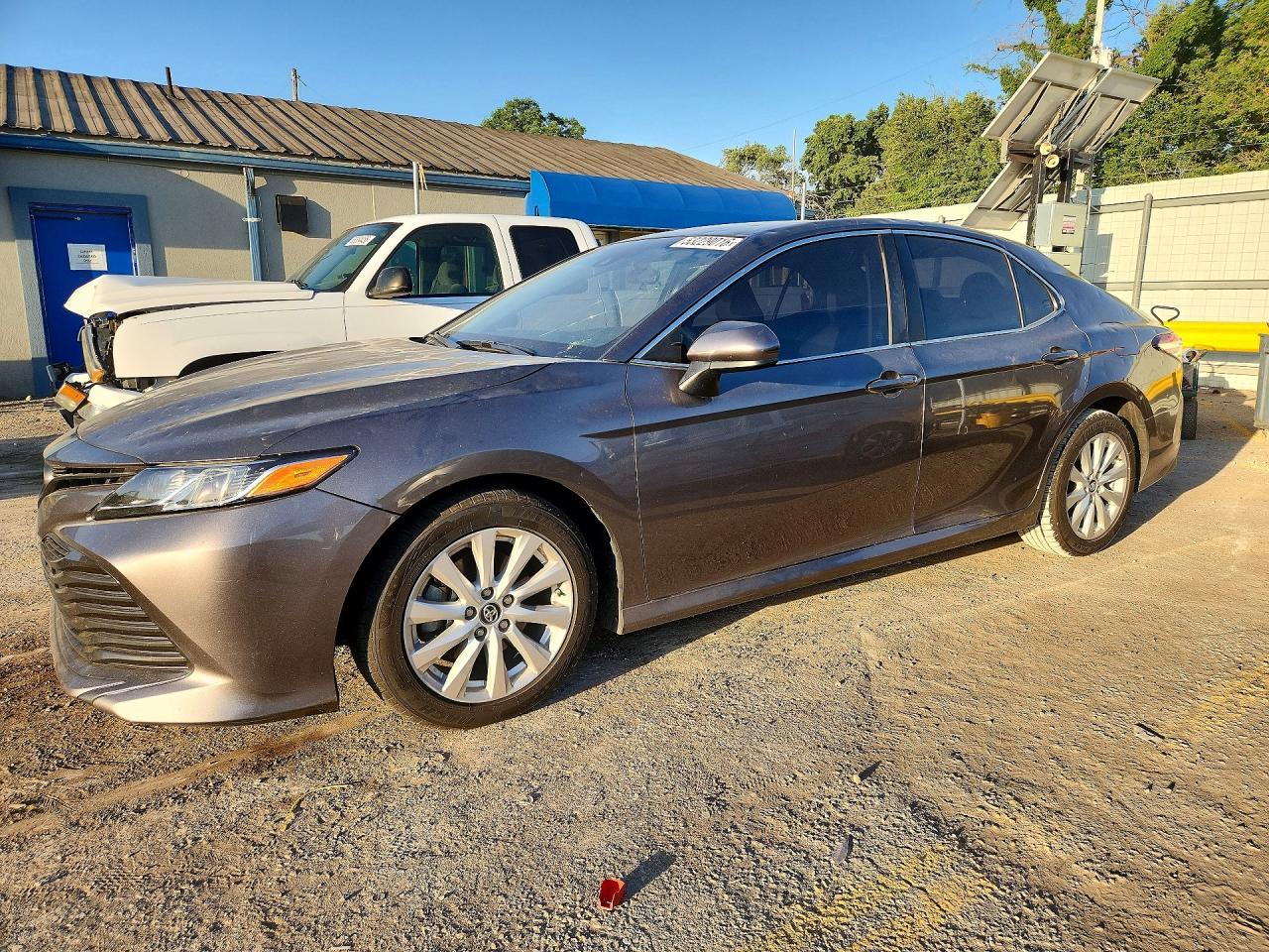 2018 Toyota Camry Le - zdjęcie główne