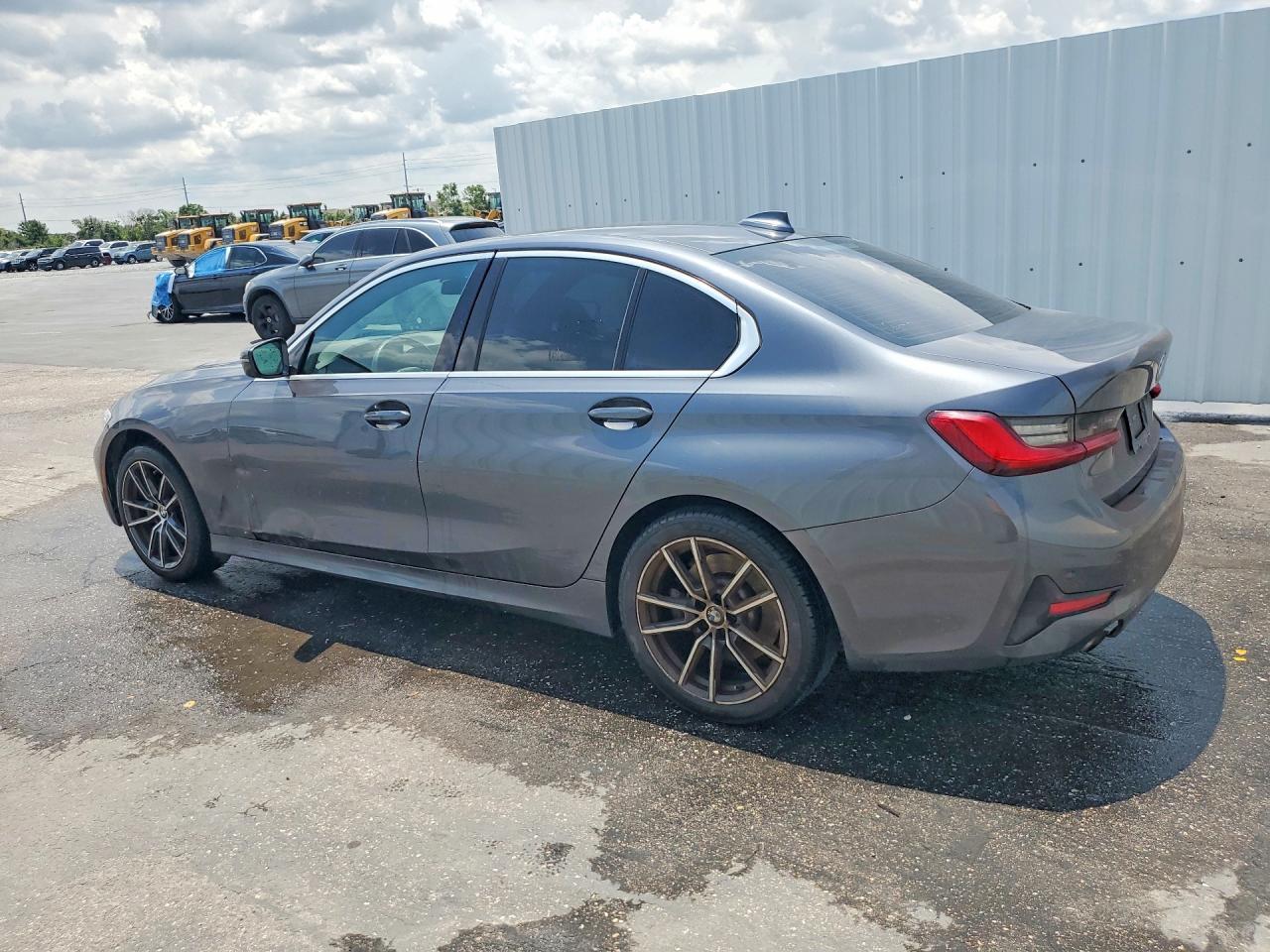 2021 BMW 330I - zdjęcie 2