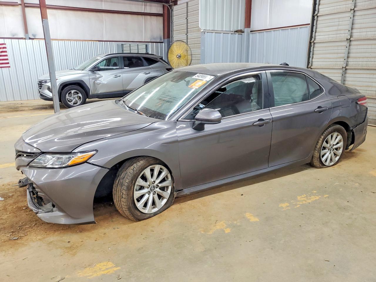 2020 Toyota Camry Le - zdjęcie główne