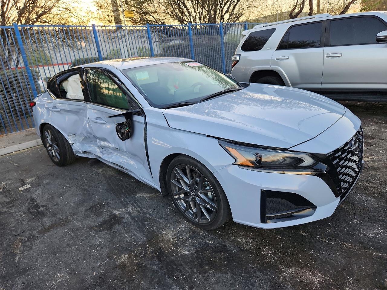 2024 Nissan Altima Sr - zdjęcie 4