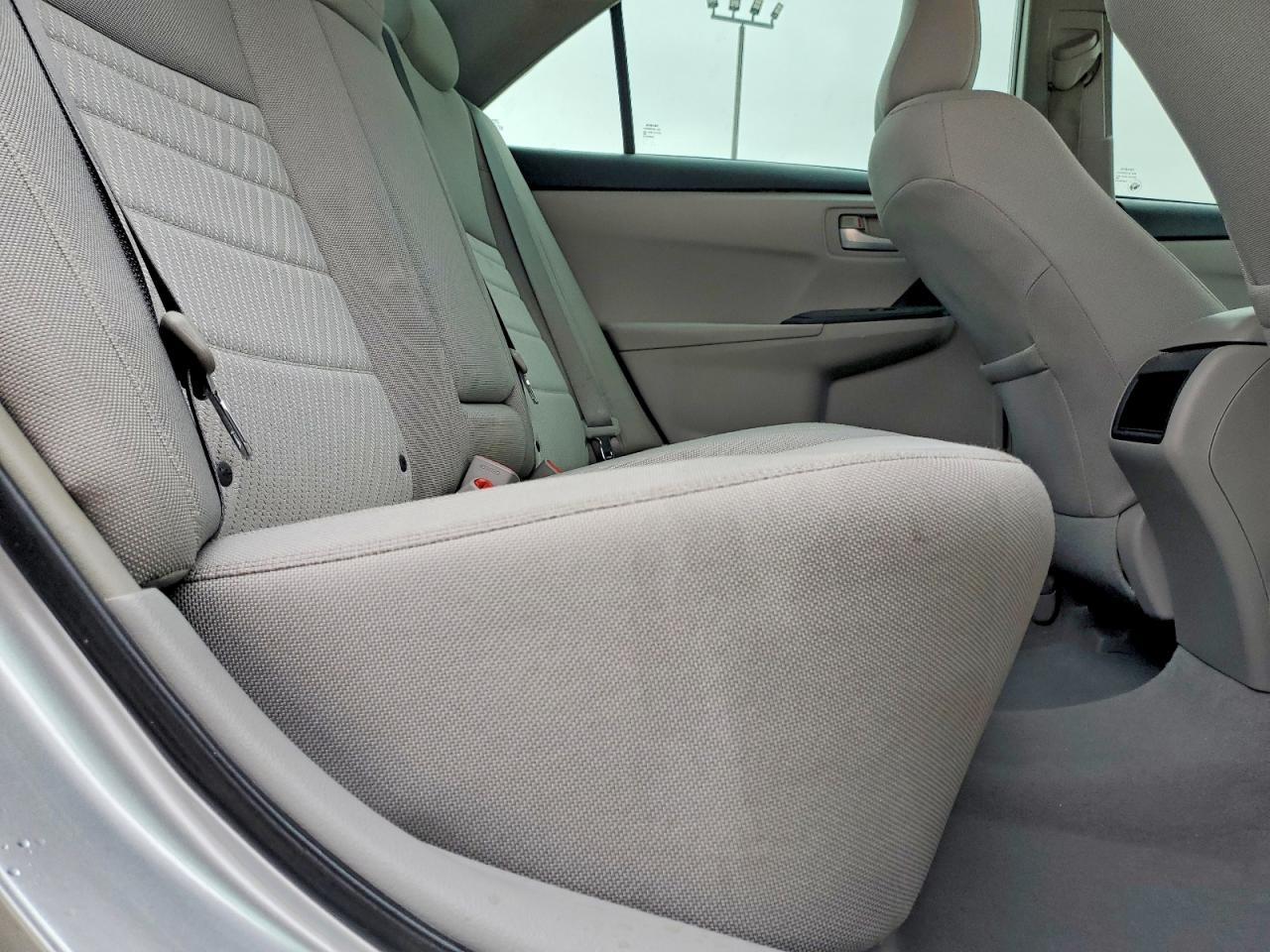 2015 Toyota Camry Le - zdjęcie 10