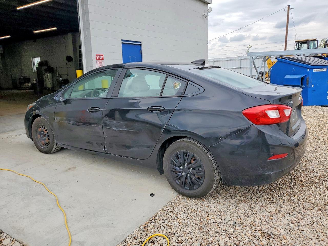 2017 Chevrolet Cruze Ls - zdjęcie 2