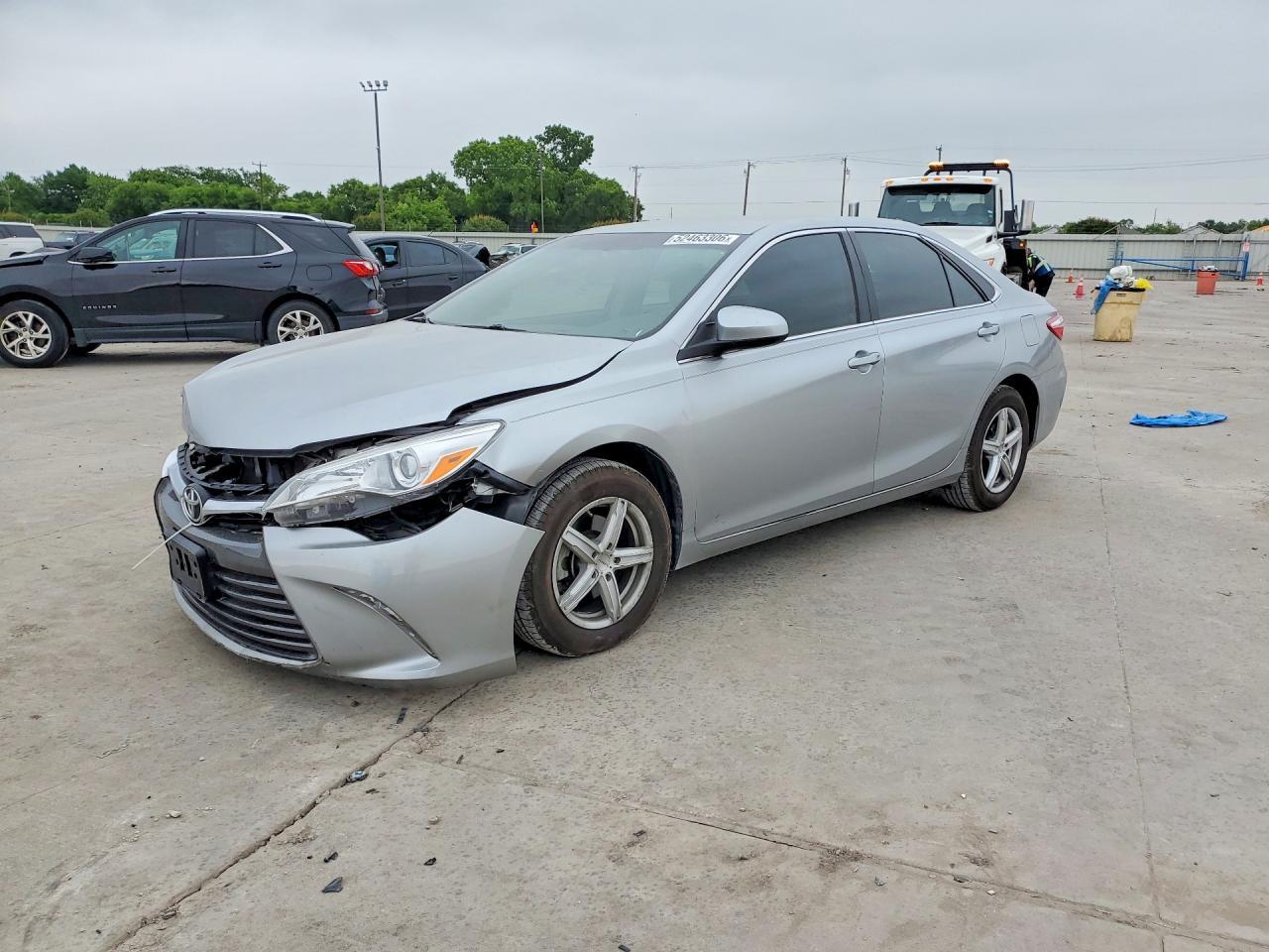 2015 Toyota Camry Le - zdjęcie główne