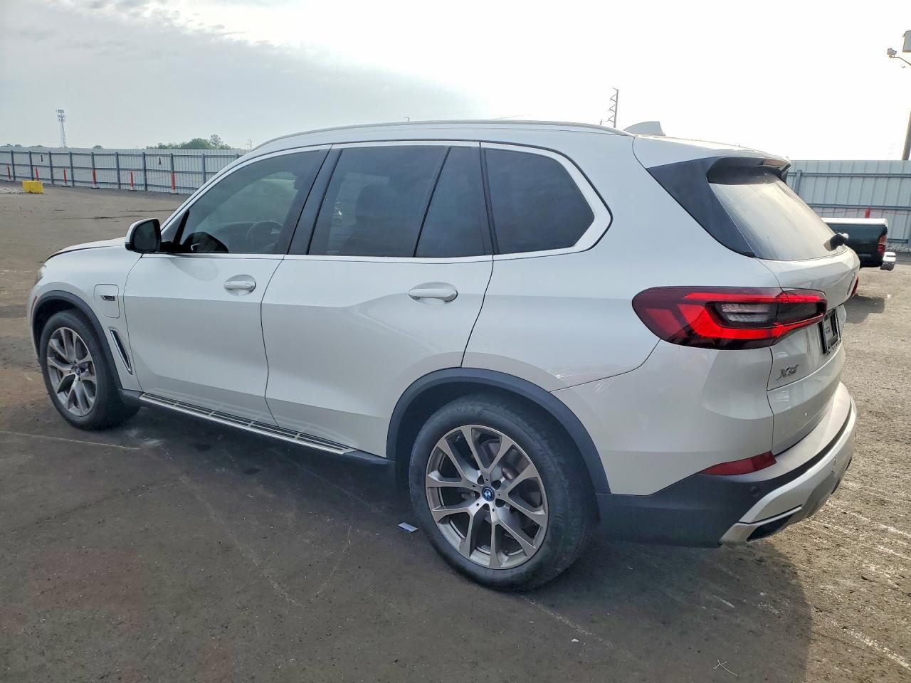2022 BMW X5 xDrive45E - zdjęcie 2