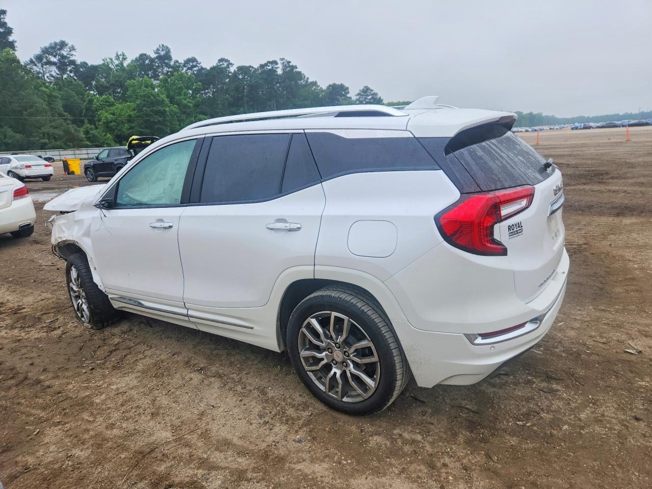 2022 GMC Terrain Denali - zdjęcie 2