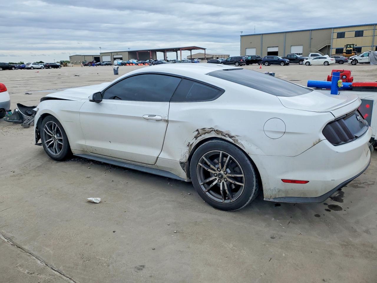 2017 Ford Mustang - zdjęcie 2