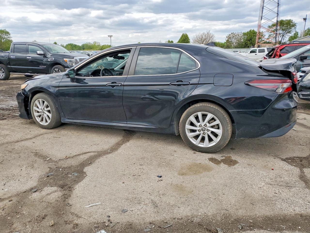 2022 Toyota Camry Le - zdjęcie 2