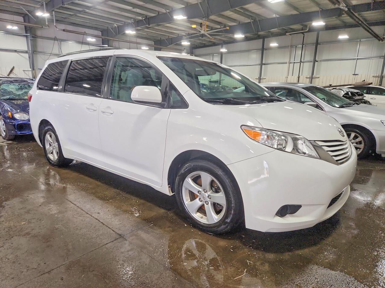 2017 Toyota Sienna Le - zdjęcie 4