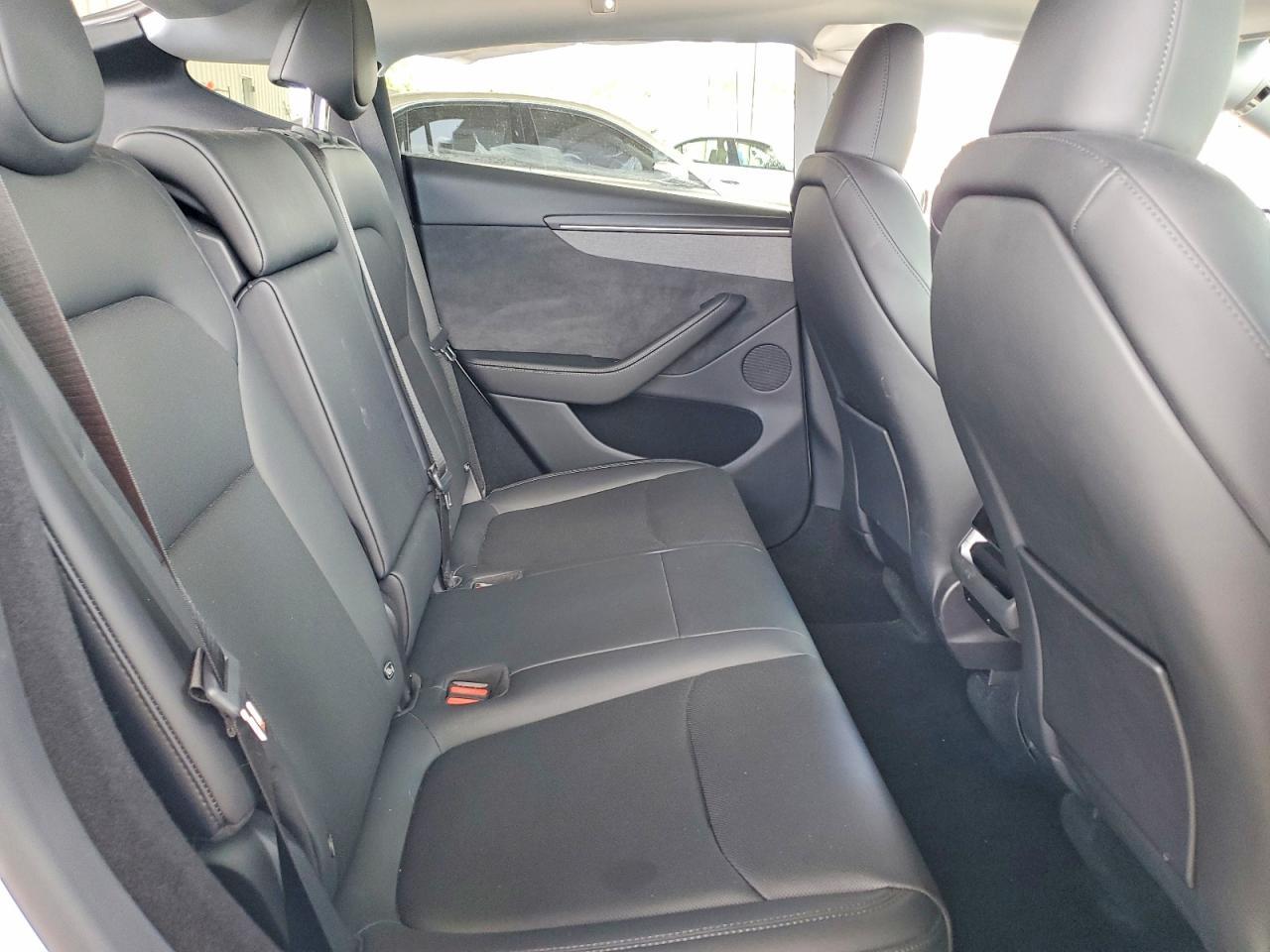 2026 Tesla Model Y - zdjęcie 10