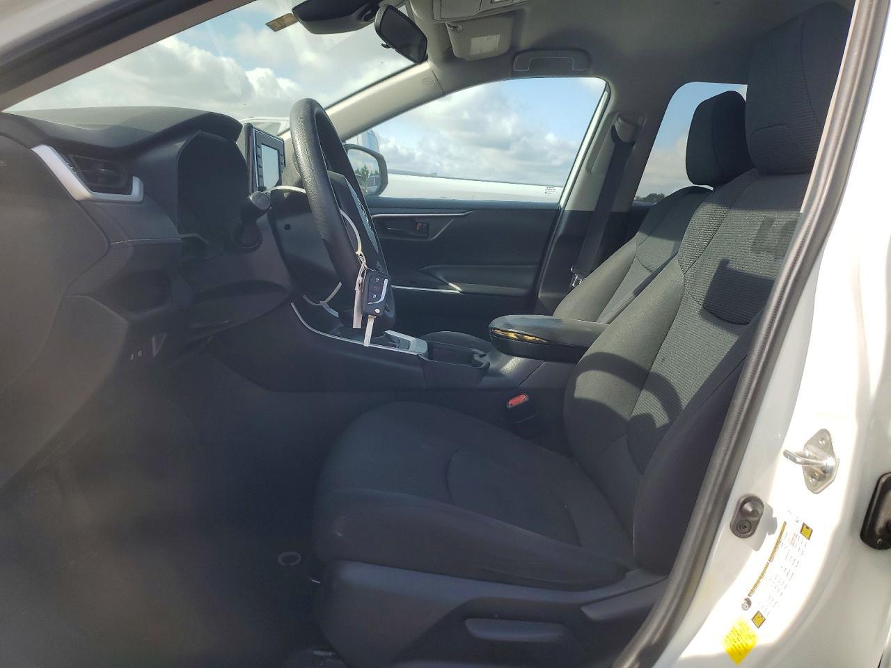 2020 Toyota Rav4 Le - zdjęcie 7