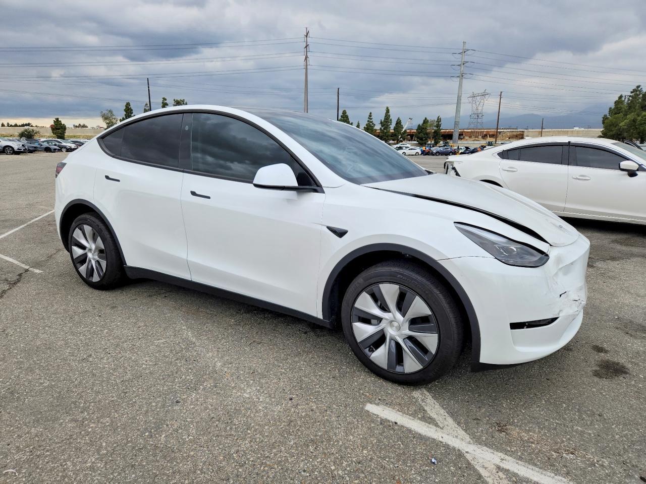 2025 Tesla Model Y - zdjęcie 4