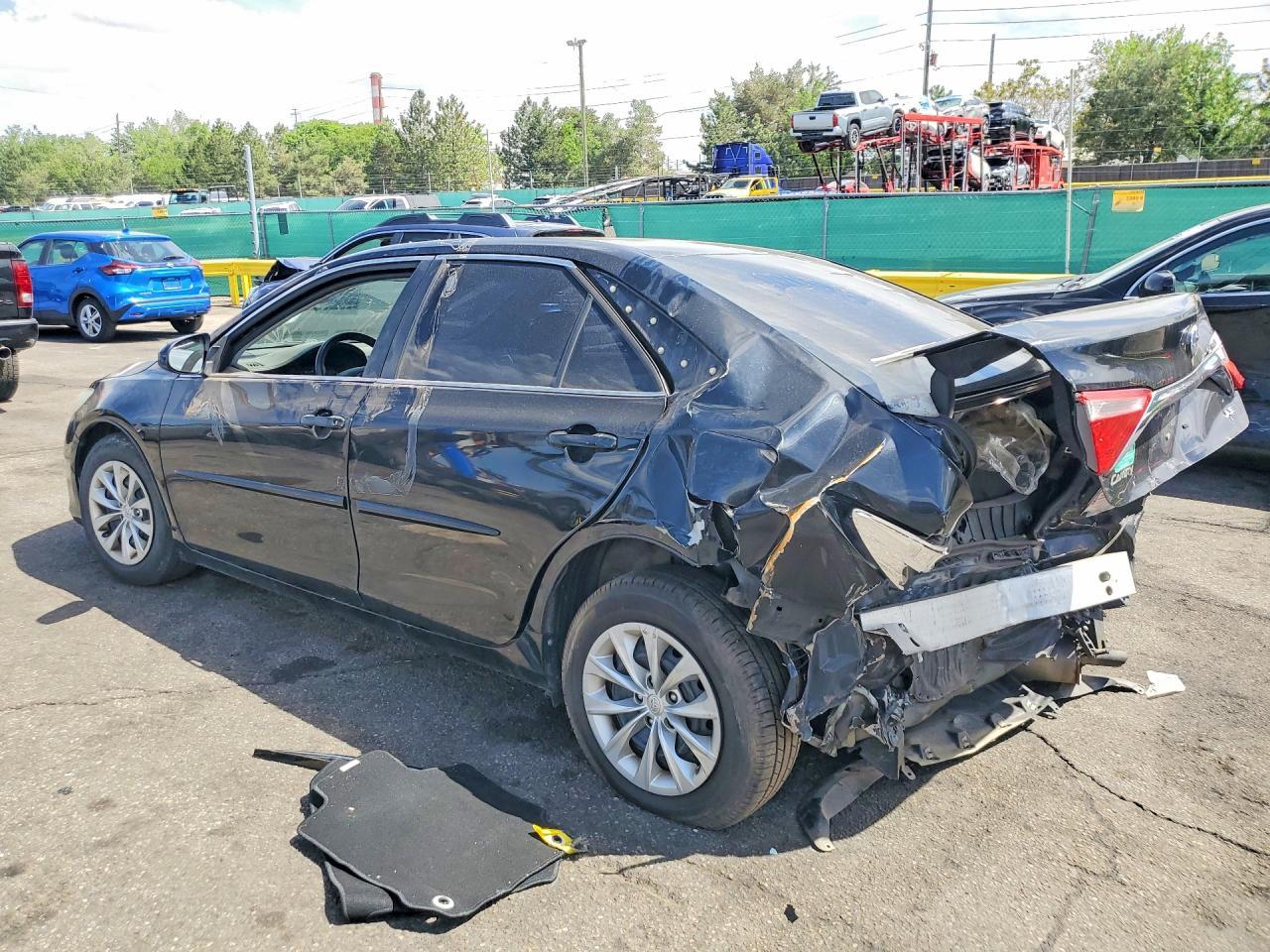 2015 Toyota Camry Le - zdjęcie 2