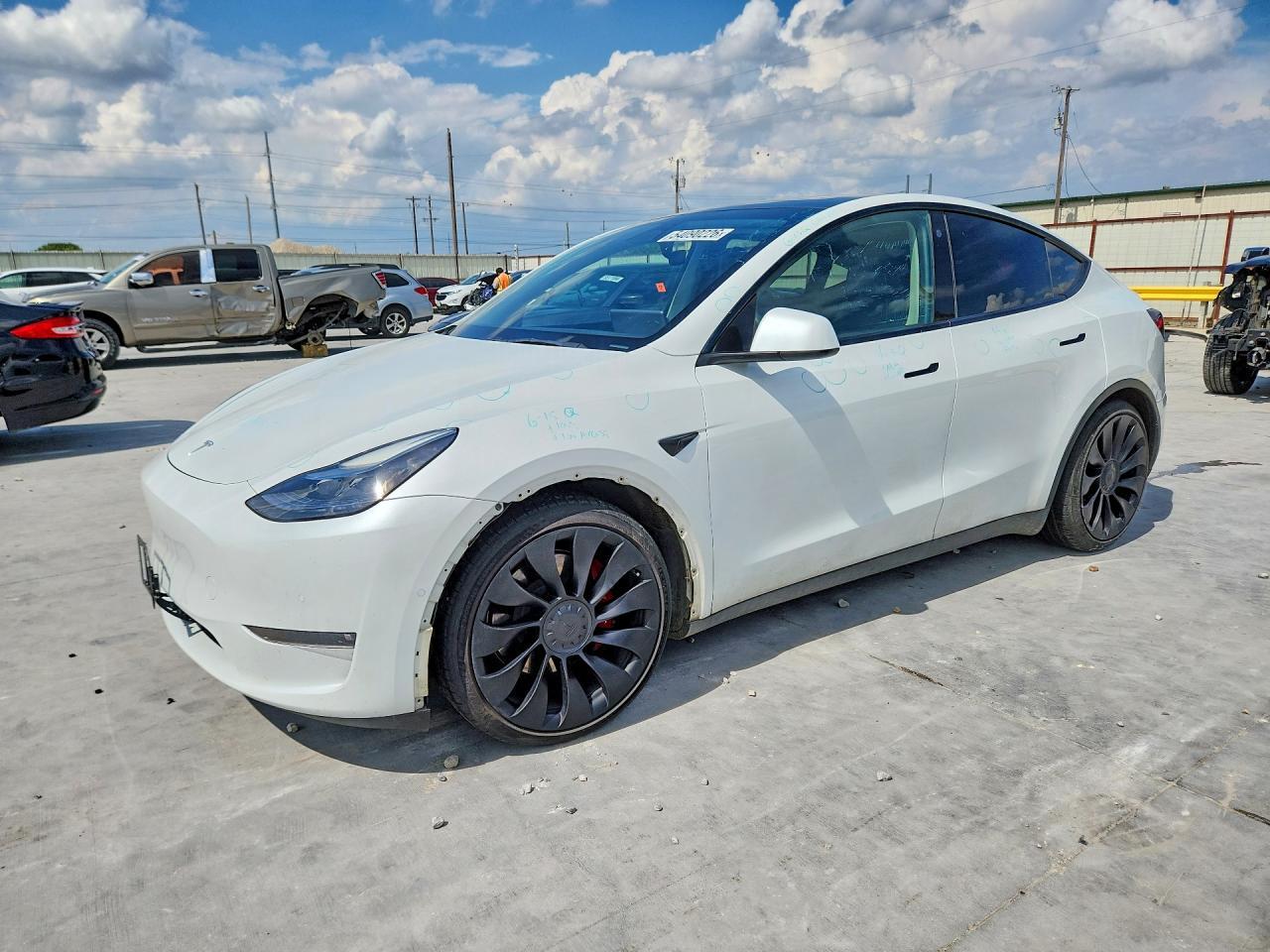 2022 Tesla Model Y - zdjęcie główne