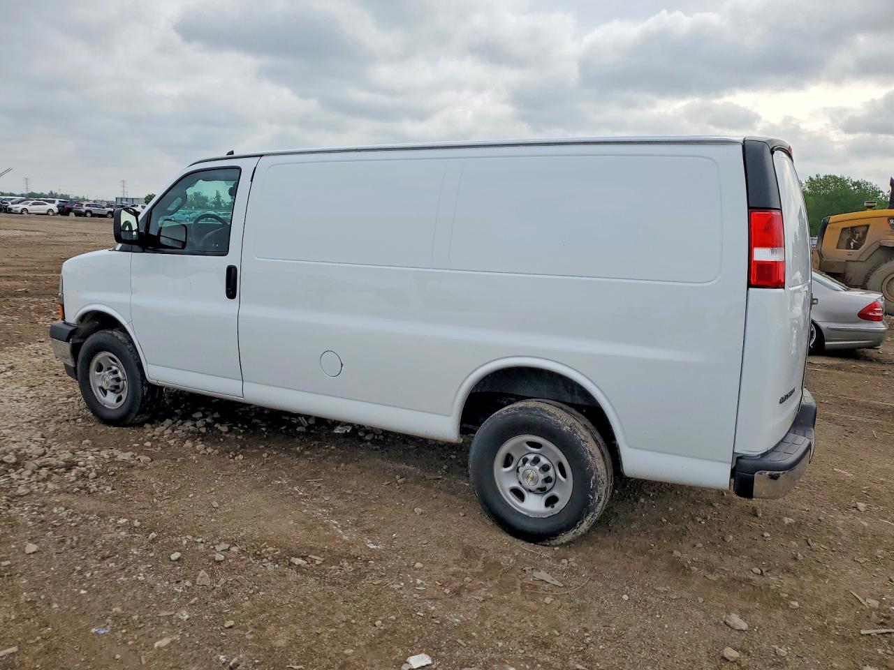 2023 Chevy Express G2500 Cargo - zdjęcie 2