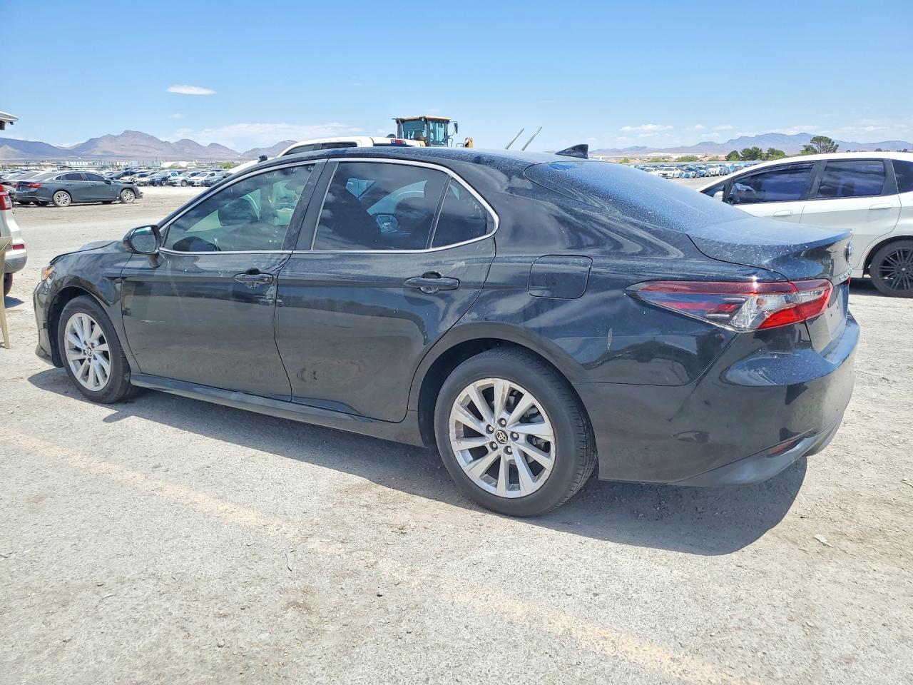 2021 Toyota Camry Le - zdjęcie 2