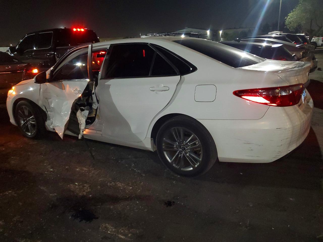 2016 Toyota Camry Le - zdjęcie 2