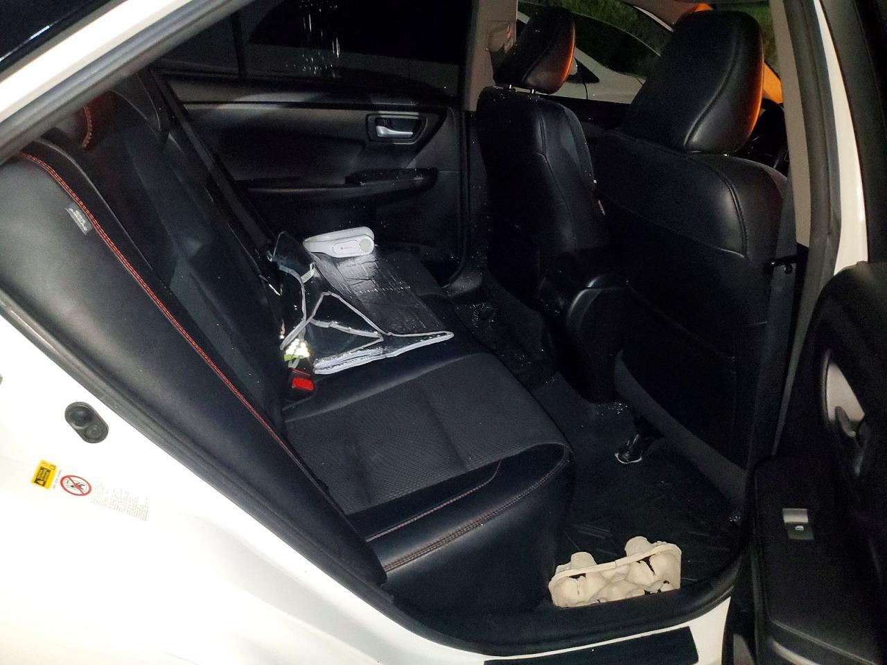 2016 Toyota Camry Le - zdjęcie 11