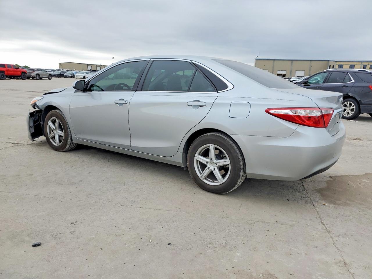 2015 Toyota Camry Le - zdjęcie 2