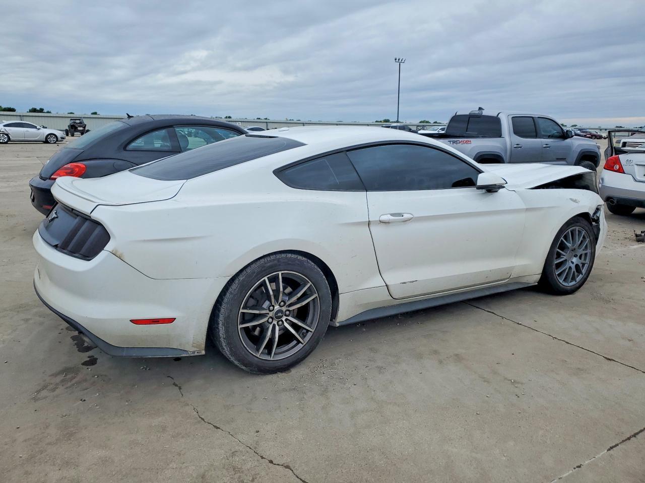 2017 Ford Mustang - zdjęcie 3
