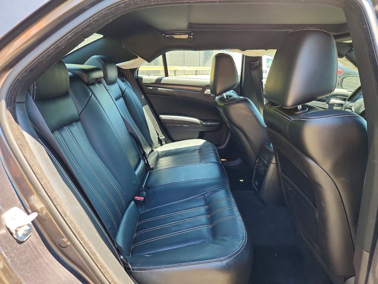 2015 Chrysler 300 S - zdjęcie 10
