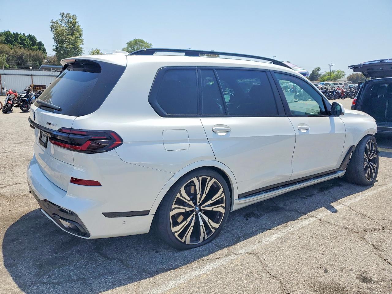 2025 BMW X7 xDrive40I - zdjęcie 3