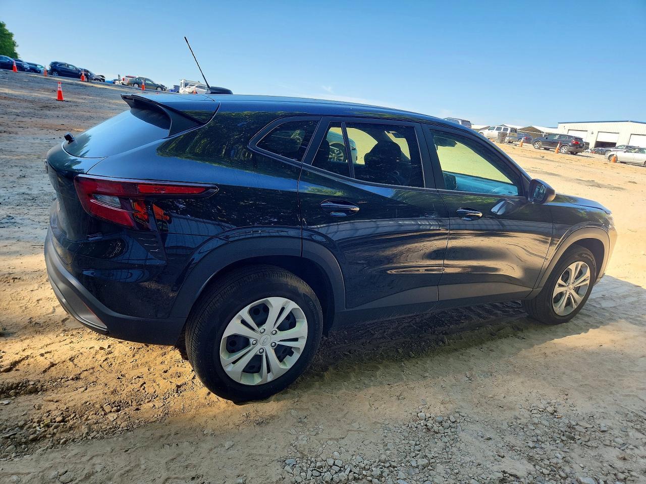 2025 Chevrolet Trax Ls - zdjęcie 3