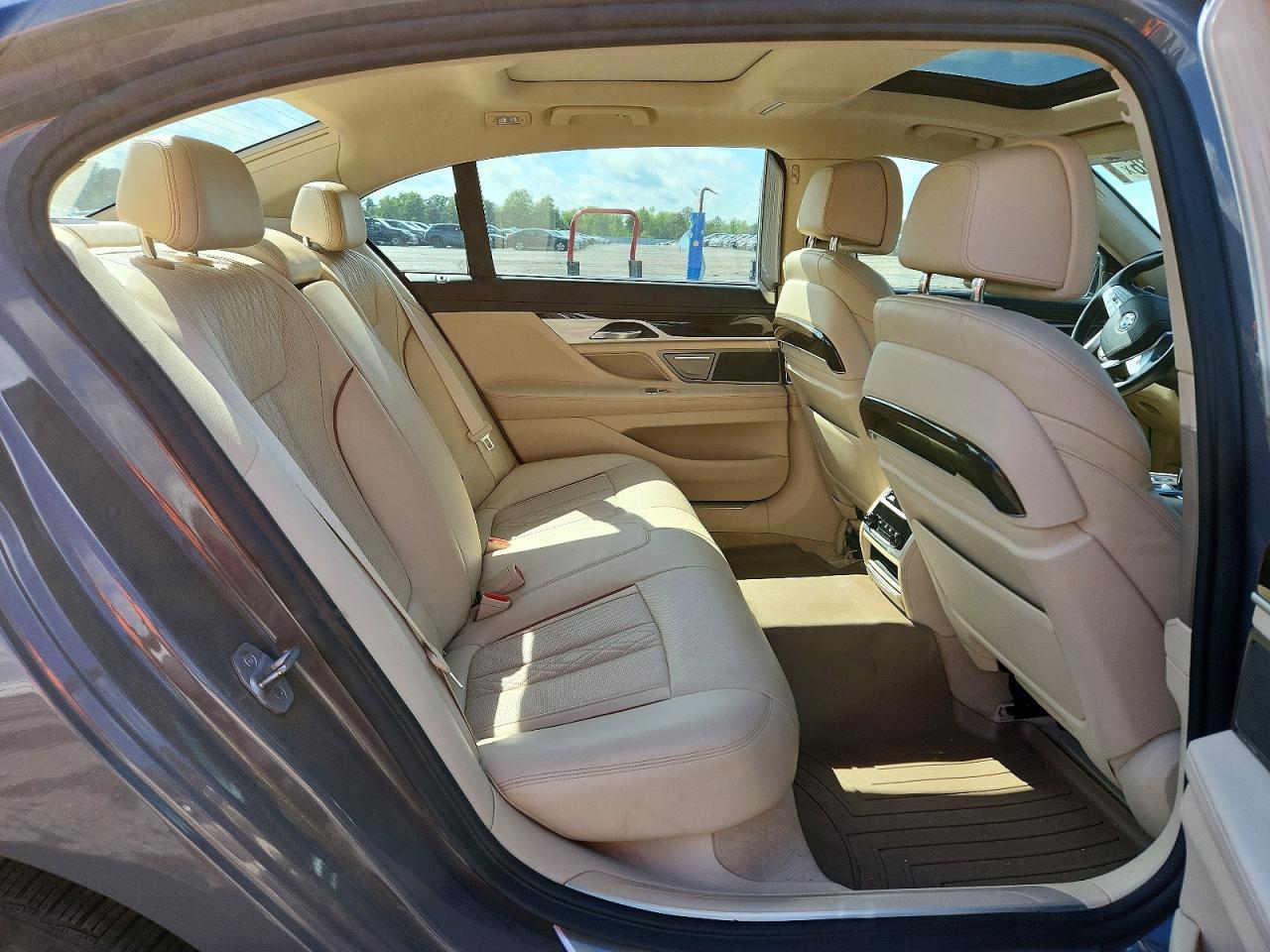 2020 BMW 750 Xi - zdjęcie 10