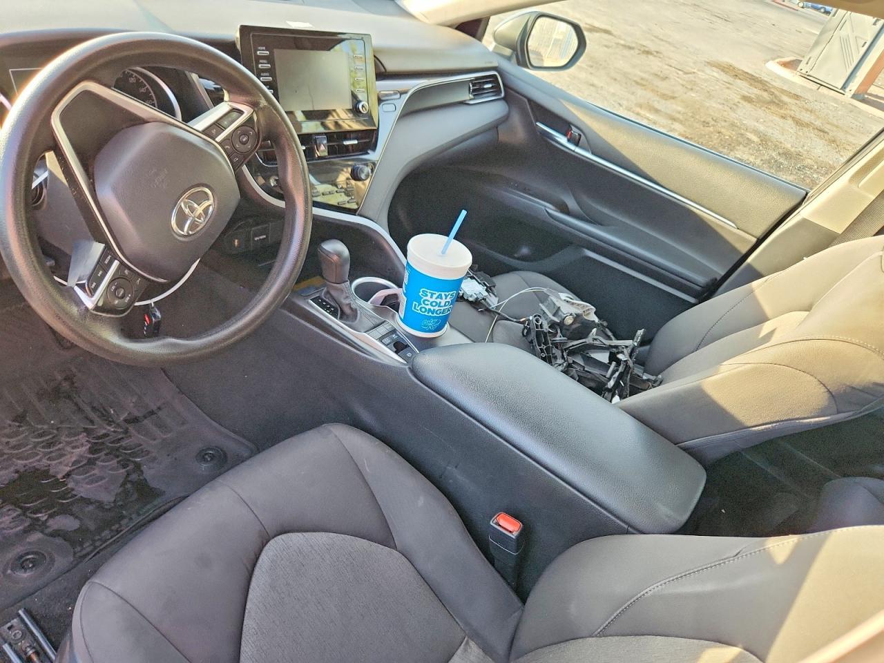 2022 Toyota Camry Le - zdjęcie 8