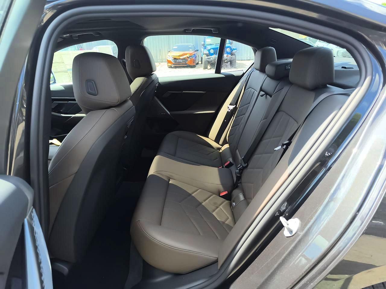 2026 BMW 530 Xi - zdjęcie 12
