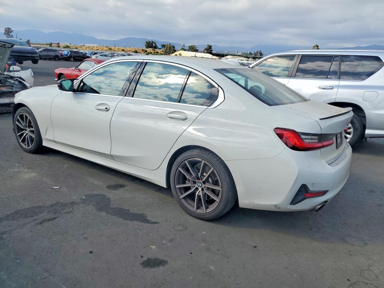 2020 BMW 330I - zdjęcie 2