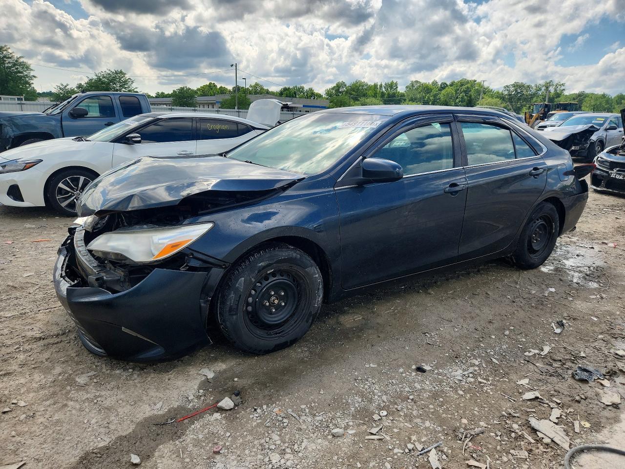 2017 Toyota Camry Le - zdjęcie główne